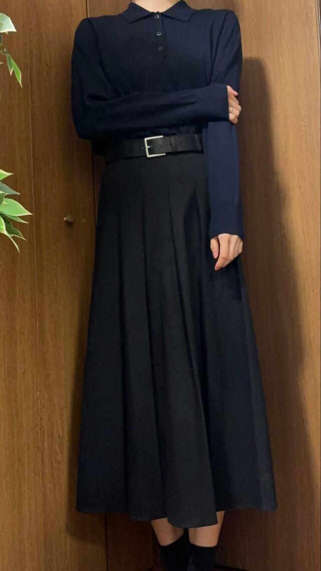 【ユニクロ　メリノポロセーター】プリーツスカートを合わせたコーディネート。ボタンは首元まで閉めて思いきりトラッドに◎