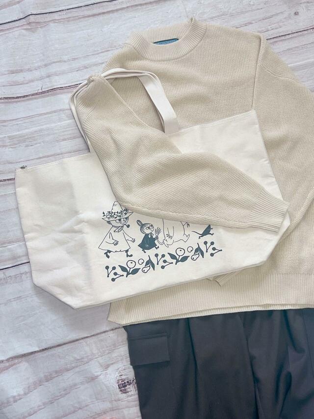 ベージュのニット＆ブラウンのカーゴパンツに合わせてみました。ゆるっとしたカジュアルコーデに合わせるとかわいい♪