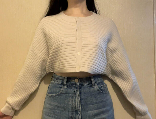 デニムに合わせても◎。腕を上げているのでお腹が見えていますが、おろしていれば見えない丈です