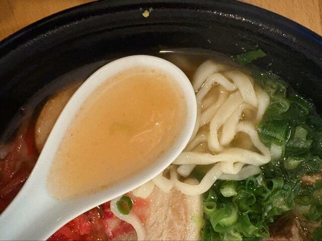 【ロピア 沖縄風ソーキ蕎麦】スープをすくってみると、澄んだ琥珀色で香り高い一杯でした♪