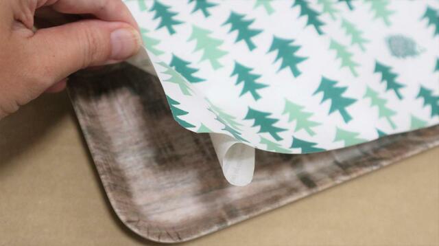 【ダイソー mtリメイクシート】裏の紙を剥いで角を合わせ、貼り付けていきます