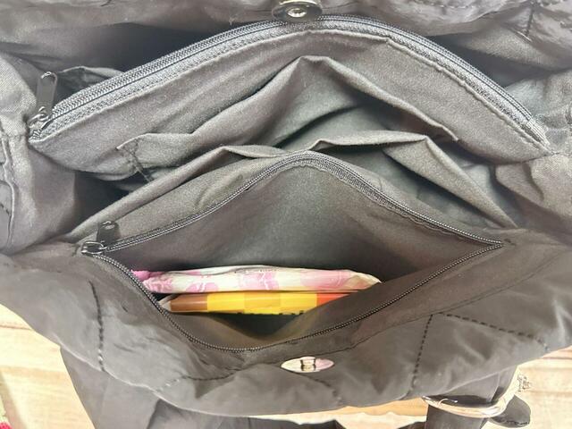 前面側のファスナーポケットには汗拭きシートとポケットティッシュをイン