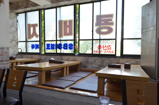 『カンサノク』が入っているビルも、その内装も８０年台テイストたっぷりで落ち着く