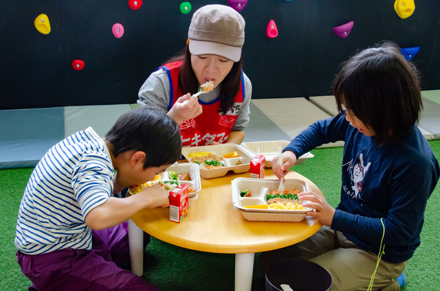 「ヒキダスKidsスノーボードアカデミー」専用ルームでのランチ 