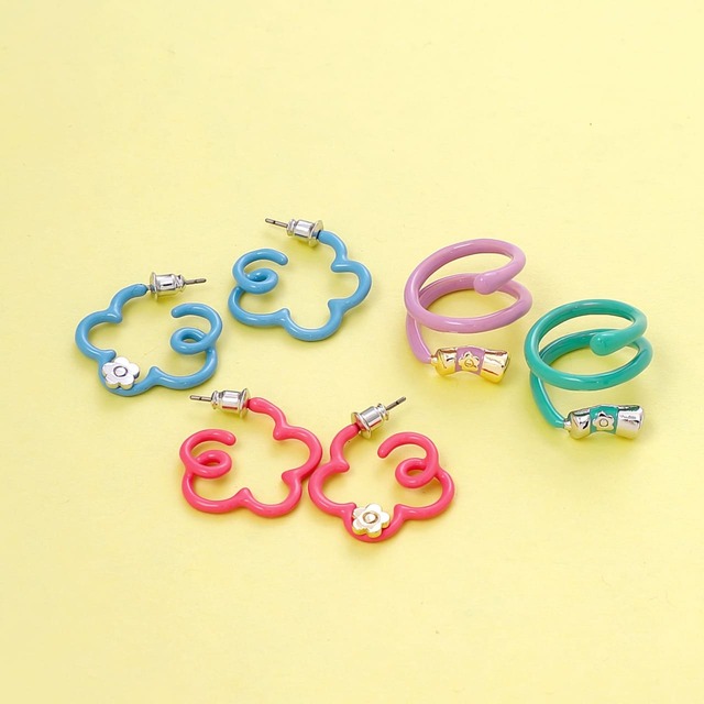 【マリークワント】「ドローイングデイジー ピアス」各¥3,740、「ドローイングペイント リング」各¥3,630