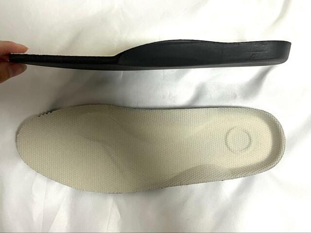 【無印良品 疲れにくい撥水スニーカー】土踏まずの部分が盛り上がっているインソール。これが履きやすさのポイント!