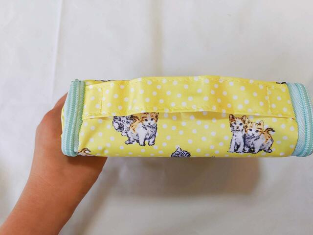 ポーチ上部側面には、持ち運びに便利な持ち手つき『InRed(インレッド)10月号』付録「ポール&ジョーボーテ」の吊るせるコスメポーチ