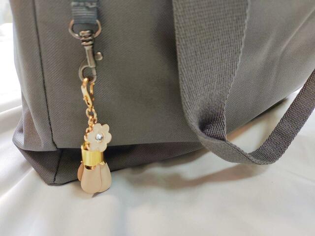 フックにはキーホルダーをつけて、外に垂らす方法も『大人のおしゃれ手帖』10月号：付録「PLAIN PEOPLE（プレインピープル）」多機能おしゃれトートバッグ