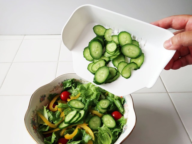 【まな板キャッチャー】サラダを作るときの使用イメージ9