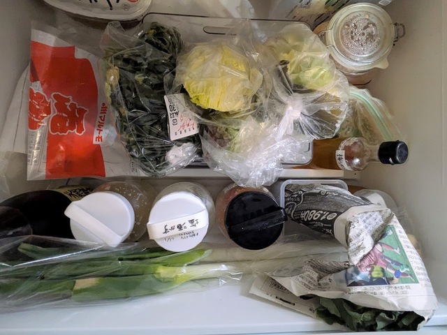 【ニトリ 伸縮できる野菜・冷凍庫トレー(ワイド)】AFTER。ワイドタイプを1つ野菜室へ。適当に入れていた野菜が1つのトレーに収まりました!