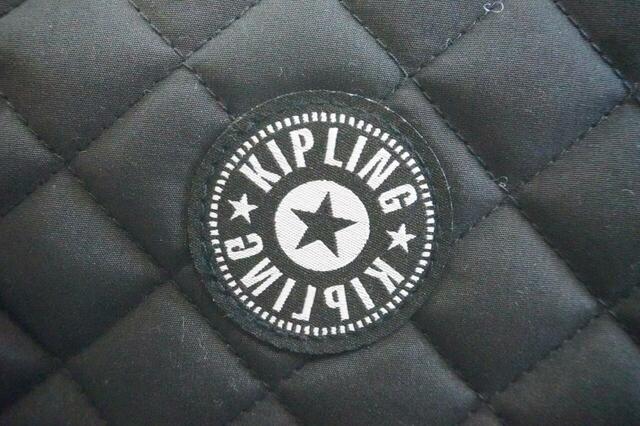スターをあしらったKIPLING(キプリング)のブランドロゴがアクセントに