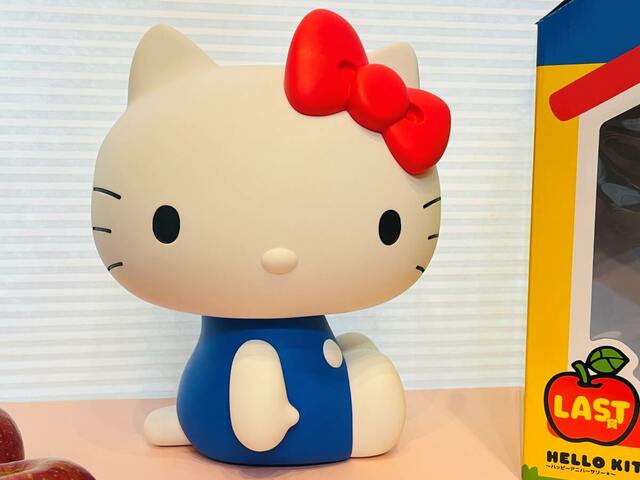 【HELLO KITTY 50th～ハッピーアニバーサリー★～】セブン−イレブン限定 LAST賞 「BIG! ハローキティ おすわりフィギュア」。箱から出すと存在感抜群！