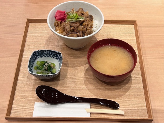 【茅乃舎 だしおでん】おでんだしの牛丼。小松菜の煮物と味噌汁がついています