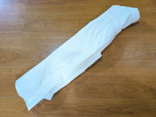 【ワークマン レディースシーンレスシャツ】続いて腕部分を折り込み、縦半分に折ります