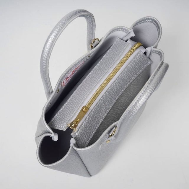 【『YOUNG&OLSEN The DRYGOODS STORE 2WAY SHOULDER BAG BOOK SILVER』(宝島社)】メイン収納にはうれしいファスナー付き