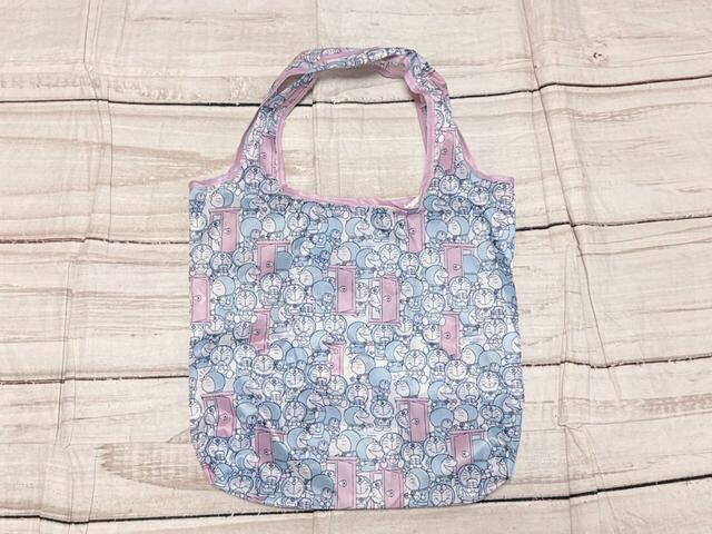 背面ももちろん総柄デザイン！