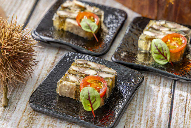 「北海道産秋刀魚と茄子のプレス トマトコンソメ」＜期間：2025年9月1日～11月14日＞【クリーミーで濃厚な生牡蠣を堪能する「オイスターステーション」登場！日本の秋の味覚が大集合するランチビュッフェ！】