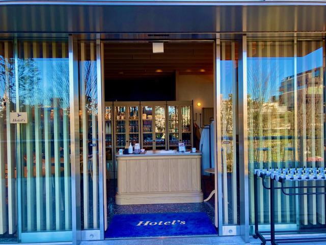 広くて清潔感のある『Hotel's』の入口