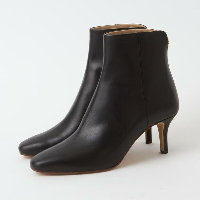 「バックファスナーショートブーツ」クロ　29,700円（税込）