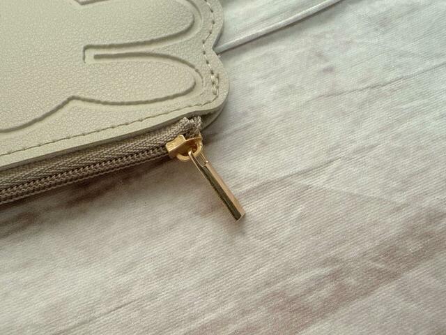ファスナーの引き手はゴールドでおしゃれ♪