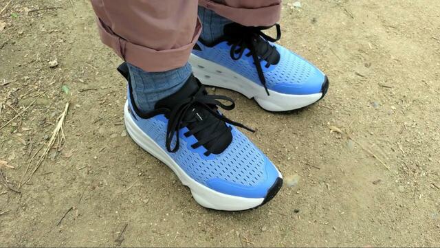 【ワークマン マンダムフライギア ドライランチャー】クッションがしっかり効いているので次の一歩がラクに出せて、足取りがとても軽く感じられます◎