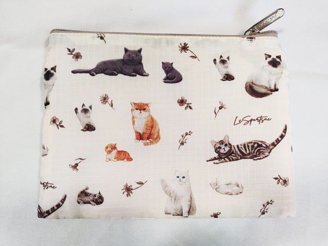 【BAILA（バイラ）4月号×付録 レスポートサック 癒しの猫柄ポーチ】裏面にも、かわいい猫ちゃんがいっぱい