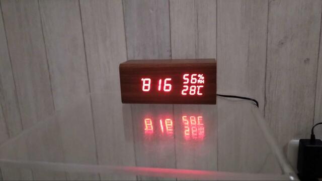 【ニトリ 置くだけスマホ充電LED時計】時計はもちろん、部屋の温度・湿度がひと目でわかるのがとても便利!暗い空間だとライトがより鮮明になります♪