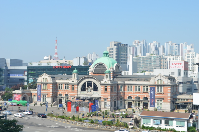 ソウル路から見た旧ソウル駅舎。東京駅を設計した辰野金吾の弟子・塚本靖が設計し、1925年に京城駅として完工。現在は博物館として活用されている
