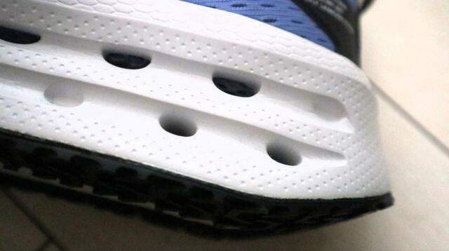 【ワークマン マンダムフライギア ドライランチャー】通気性を確保するため、ミッドソールに穴が空いています