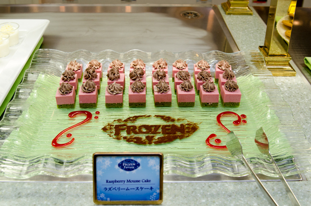 ラズベリームースケーキ｜クリスタルパレスレストラン「アナとエルサのフローズンファンタジー」スペシャルブッフェ ©Disney
