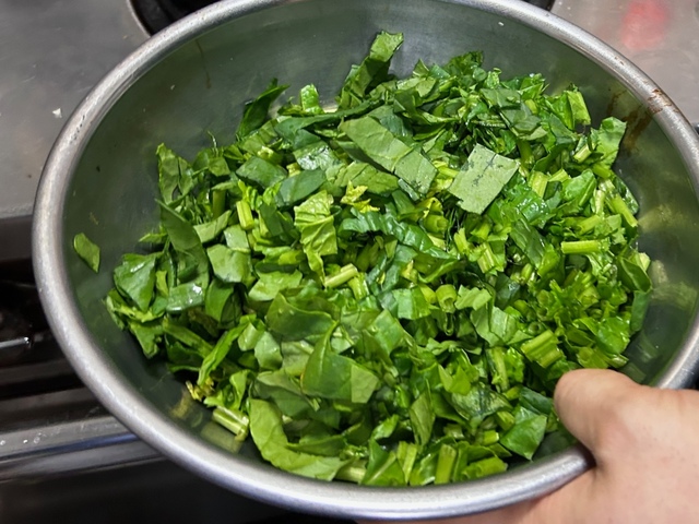 【南インド料理 葉菜hana】ホウレン草はこのぐらいの幅に切っておく。ニンジンやキャベツで作るときもこの程度の大きさがベター