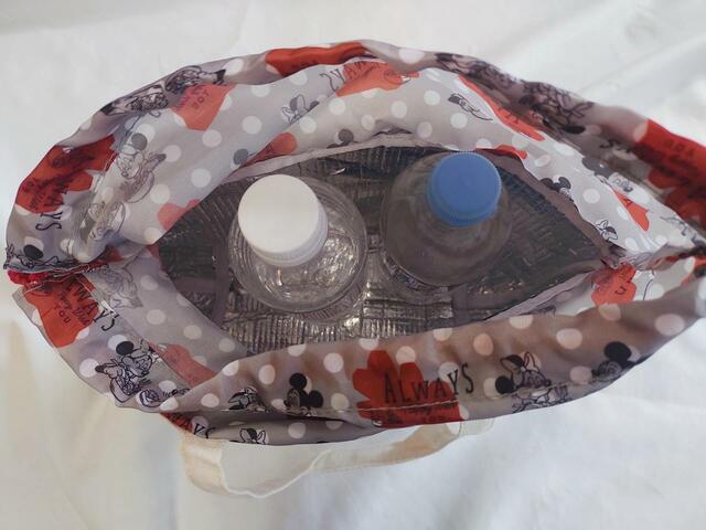 ペットボトルを2本入れてみましたが、縦のサイズ感もジャストサイズ