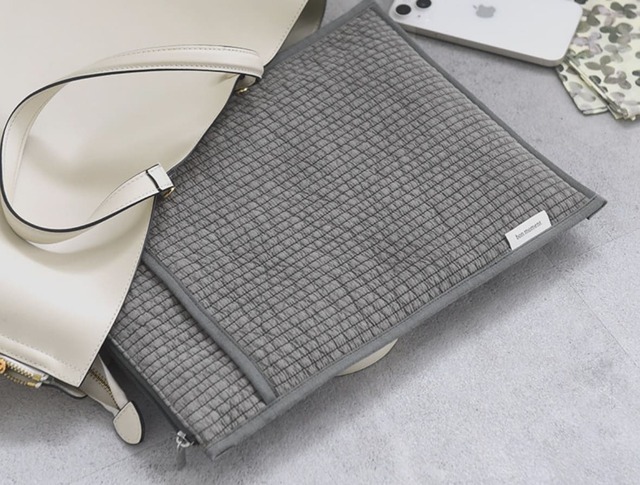 【ボンマモン「すっきりスリムな ヌビ風 PCケース」】中綿入りでクッション性もありながら、バッグの中を圧迫しないスリムさが◎