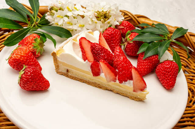 「イチゴとベルガモットムースのタルト ～はちみつ風味～ 」piece ￥993