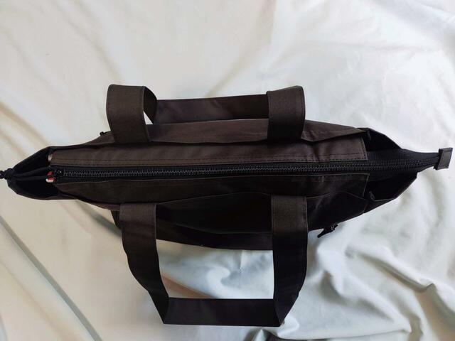 バッグはチャック式で、開閉もラクラクです
