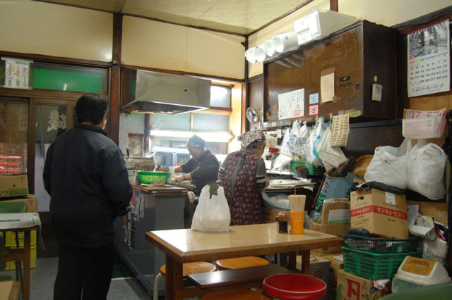 マイクはカウンター脇の席で店主（木村充揮）とダジャレゲームを楽しんだ