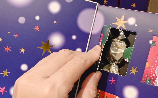 【ゴディバ】扉をあけるとミッキーアイコンをかたどった限定チョコレートやGキューブなどが入っています