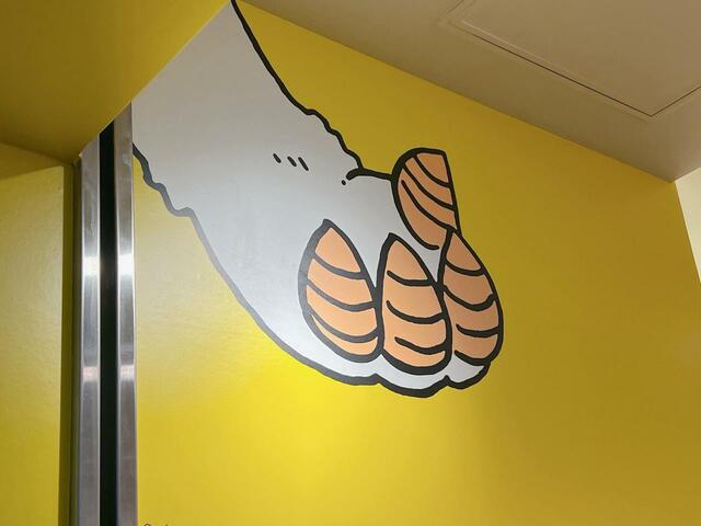 店内上部の壁。あのこの手だけのイラストも…闇深い！