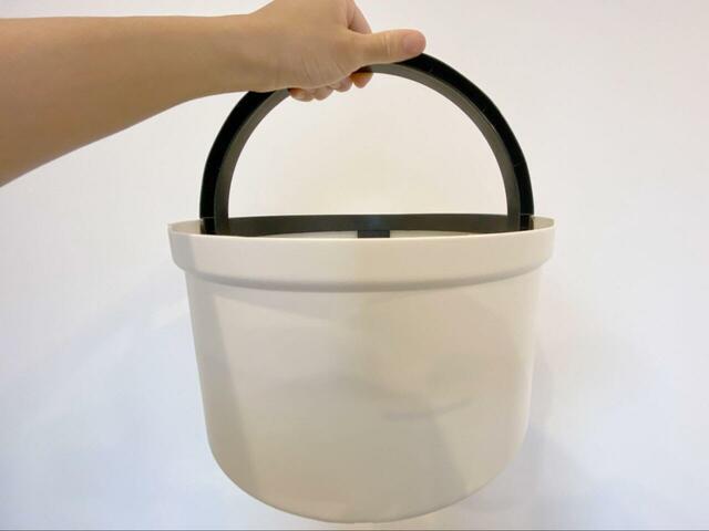 【アイリスオーヤマ キレイな水でWASHモップ】水を入れても片手で楽々持てるくらいの重さでした