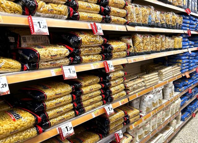 シチリアの地元スーパーに並ぶパスタ。種類が豊富で大容量、しかも安い