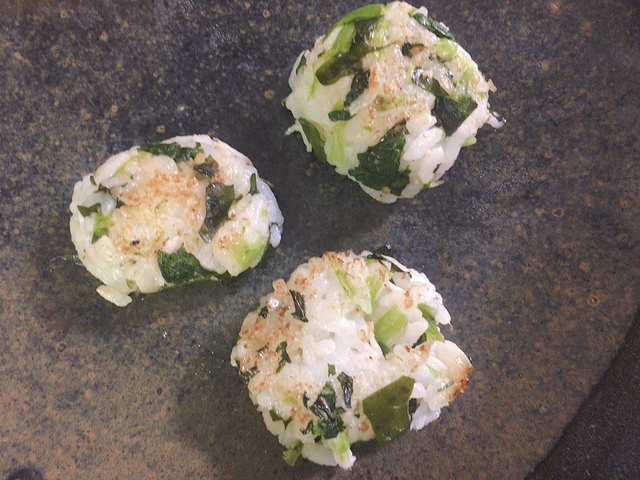 【小松菜とわかめ、しらす、ごまの具だくさんおにぎり】焼くことでしっかり固まります