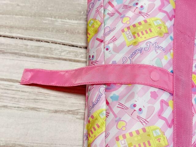 バッグを使わないときにたたんでまとめられるストラップ付き！