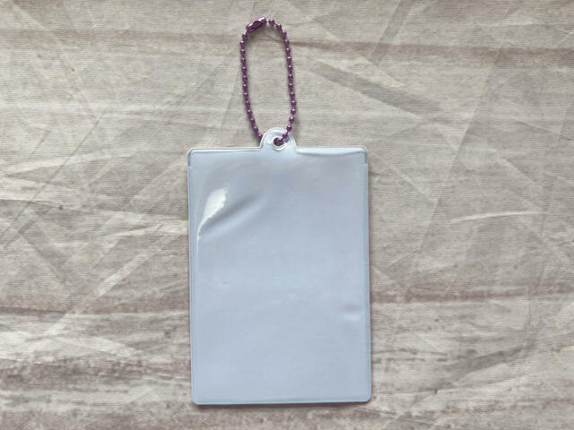 背面はクリアなため、中身が見える仕様。トレカを入れても◎