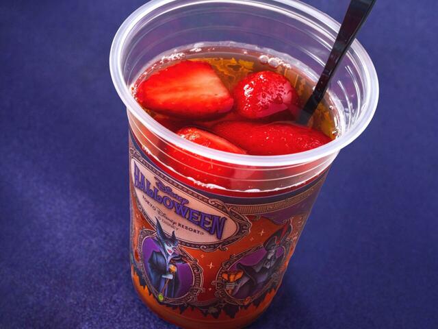 洋梨とストロベリーのティードリンク(ほうじ茶、アップル) 750円|東京ディズニーリゾート「ディズニー・ハロウィーン」スペシャルメニュー|販売店舗:東京ディズニーシー「テディ・ルーズヴェルト・ラウンジテラス席」|販売期間:2025年9月16日(火)〜10月31日(金)