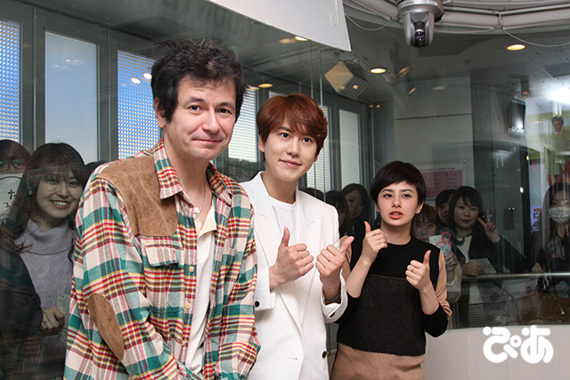 左からジョージ・ウィリアムズ、SUPER JUNIOR-KYUHYUN、ホラン千秋＠TOKYO FM『JA 全農 COUNTDOWN JAPAN』