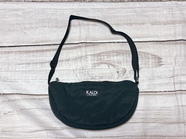 【カルディ いちごバッグ／ボディバッグ】サイズは約縦16×横30×マチ8.5cm。小ぶりなので旅行時のサブバッグにも◎