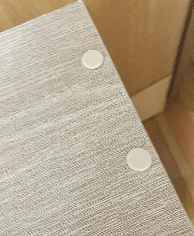 【アイリスオーヤマ『コミックラック　CORK-8460』】ネジ跡が見えないようにカバーがついています