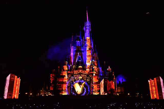 ０３：「ワンス・アポン・ア・タイム」夜のシンデレラ城が巨大な絵本に！ ©Disney