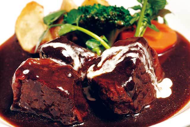 洋食 赤かぶや（千葉／柏） 特製ビーフシチュー 2700円 黒毛和牛のバラ肉を、長年熟成された濃厚ソースで煮込んだ上品な味わいが人気。