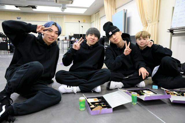 みんなでピース！（左からKURODA TSUBASA、REI、SHIBUTANI YUGA、TAKERU）